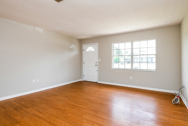 Foto del edificio - Inviting 4-Bedroom Home with Large Yard