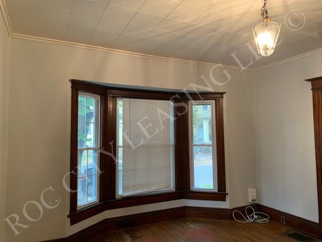 Foto del edificio - 1079 Monroe Ave