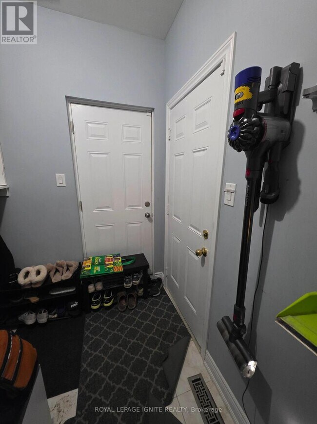 Building Photo - 39 Begonia Crescent