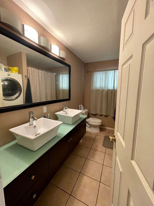 Building Photo - 6 Bed/3 Bath Home in Table Mesa