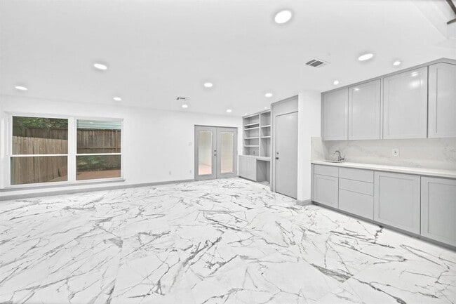 Building Photo - 4107 Bissonnet St