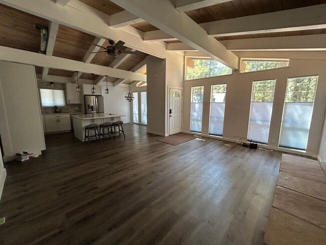 Building Photo - Gorgeous Location Near Heavenly - 3 Bed, 2...