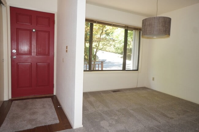 Building Photo - SW Portland 2 bedroom house for rent