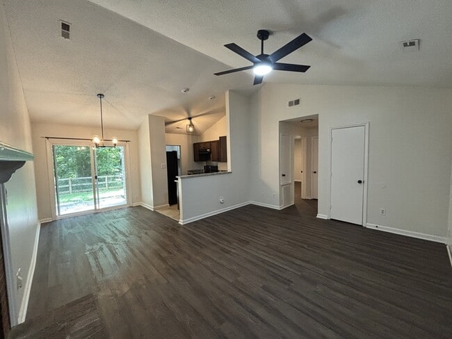 Building Photo - Newly Updated 2 BR 2 Full Bath Townhome ne...