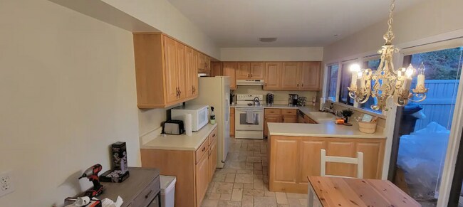 Building Photo - 2723 Country Club Dr