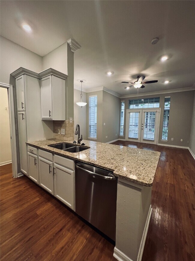 Building Photo - 5353 Memorial Dr