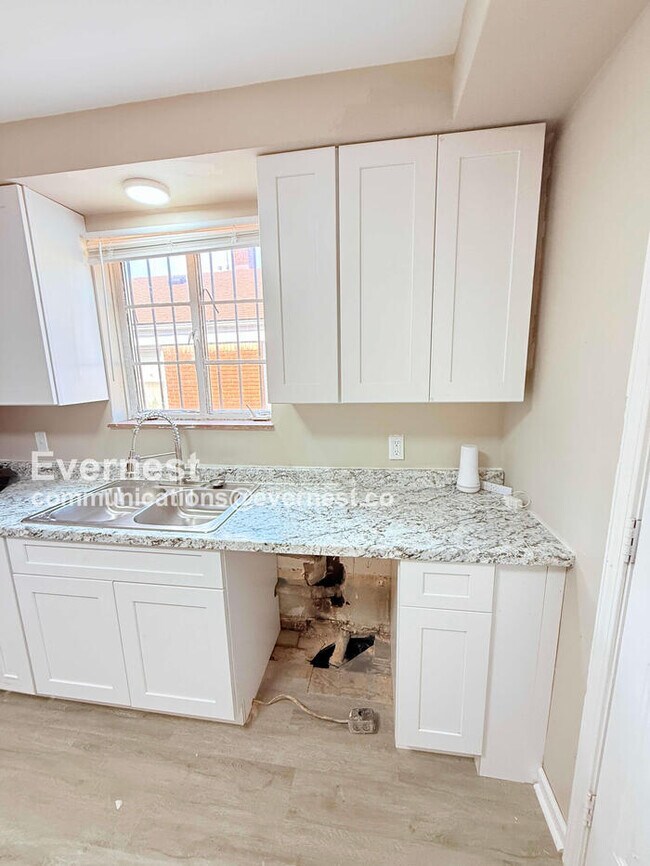 Building Photo - Lovely 5-Bedroom Home with Hookups / Pet-F...
