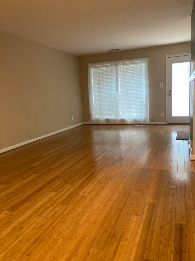 Building Photo - 3175 Summit Square Dr