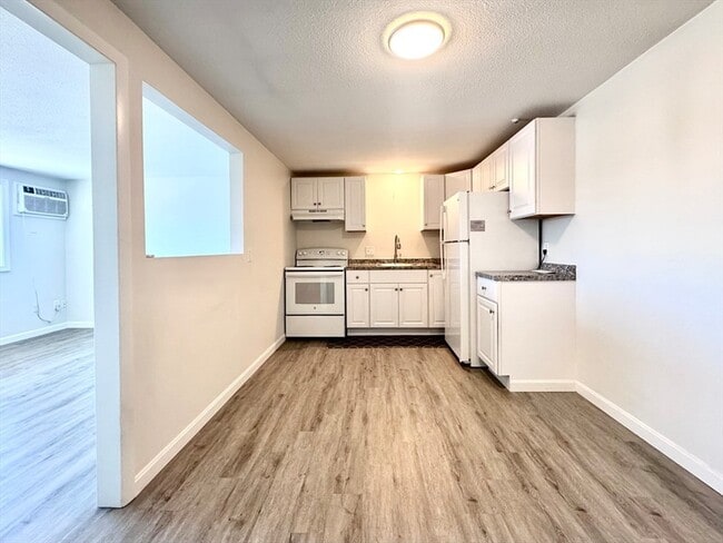 Building Photo - 50-58 Walnut Street Unit 11