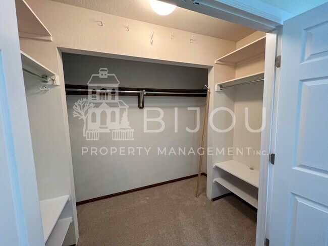 Foto del edificio - Corner Lot Multi-Level Home