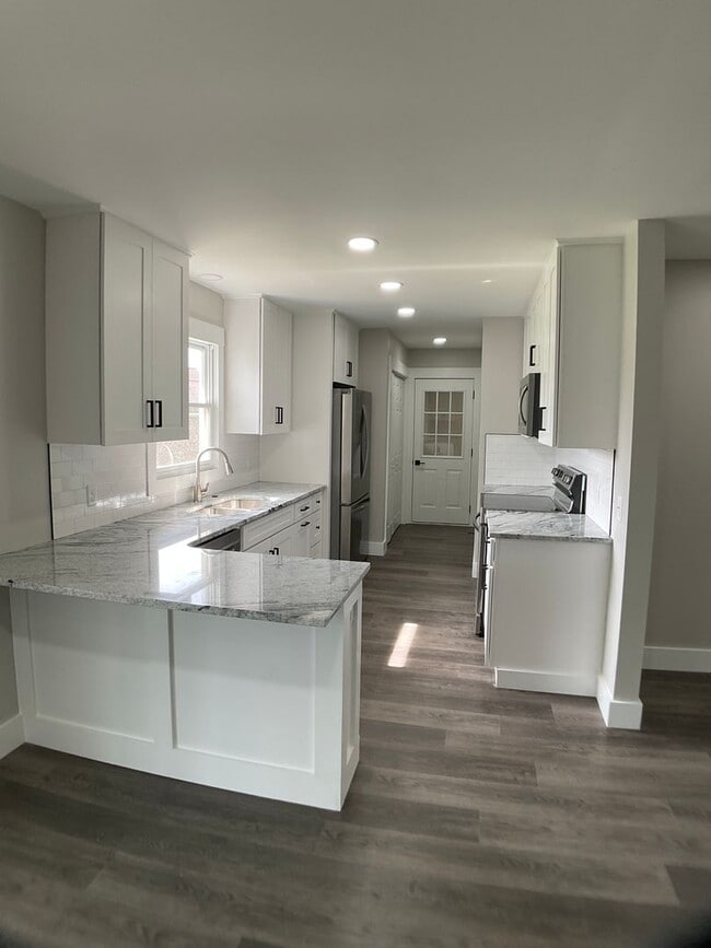 Building Photo - Gorgeous, Fully Renovated, 1 Level Living!
