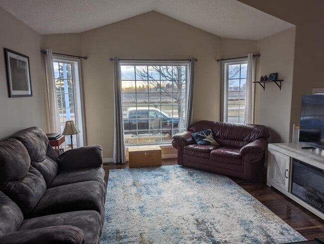 Photo du bâtiment - 3 bedroom in Grande Prairie AB T8W 2K2