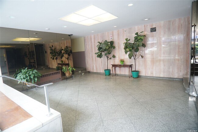 Foto del edificio - 63-45 Saunders St