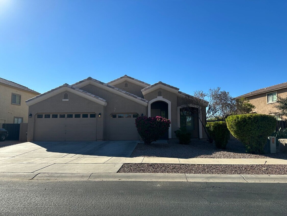 Foto principal - 4 bedroom with 3 car garage in Surprise