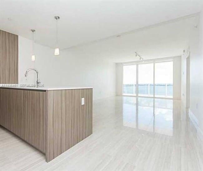 Building Photo - 600 NE 27th St