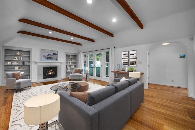 Classic living room - 10511 Almayo Ave