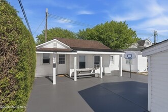 Building Photo - 206 16th Ave