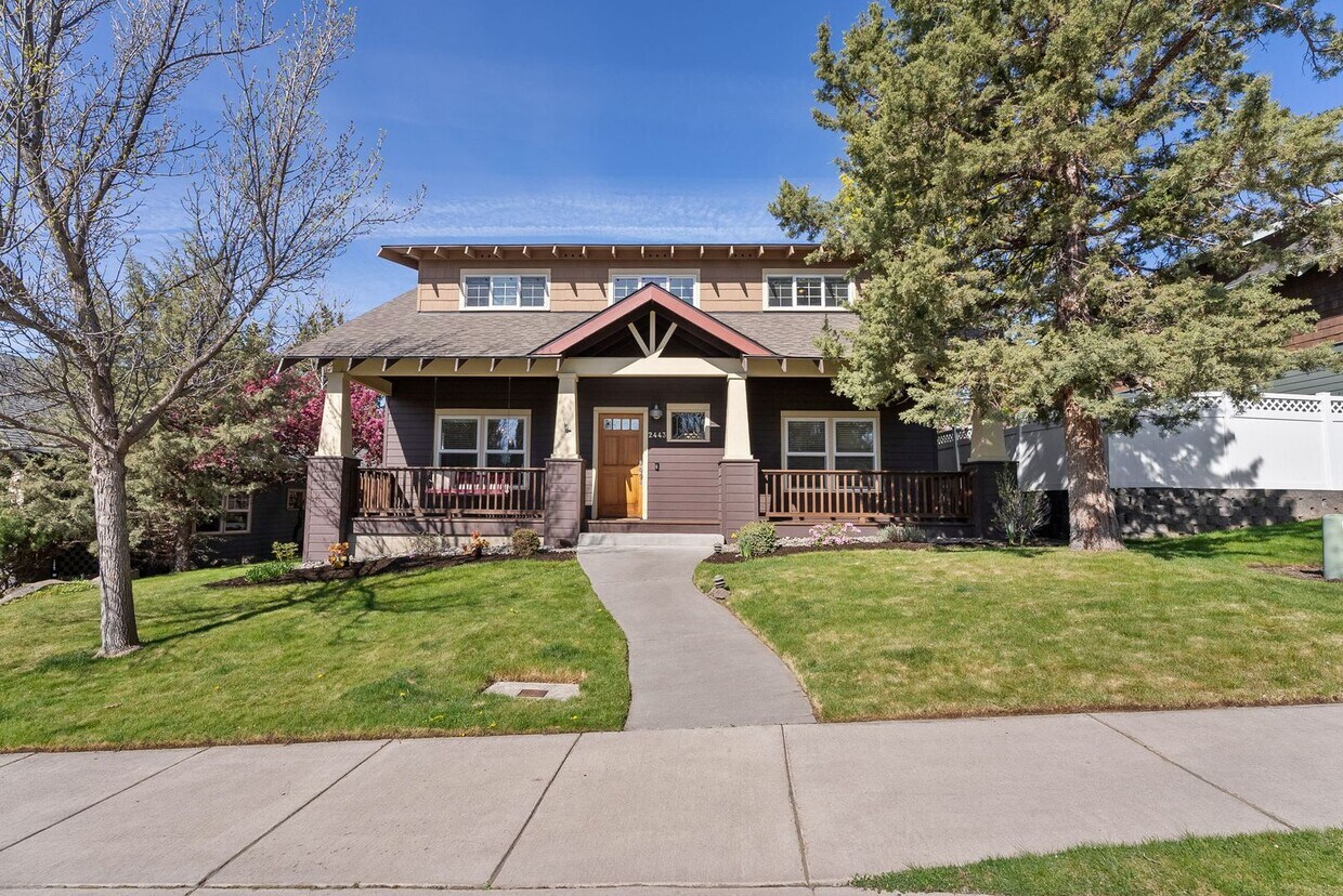 Foto principal - **Spacious 4-Bedroom Craftsman Home on Awb...