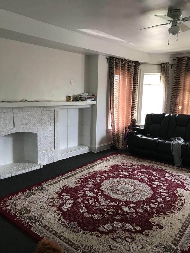 Primary Photo - 6324 N Claremont Ave
