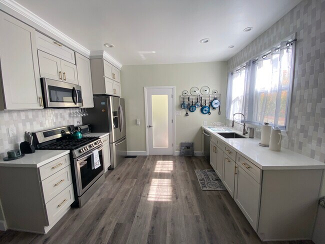 Cocina completamente equipada. - 1104 S Hayworth Ave