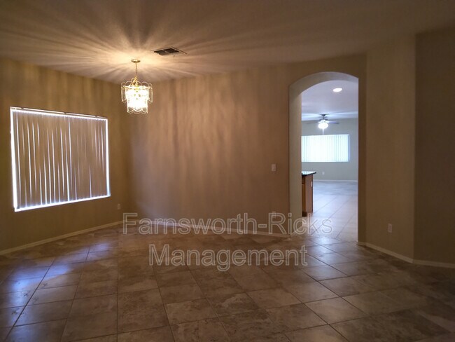 Foto del edificio - 1154 E Locust Dr