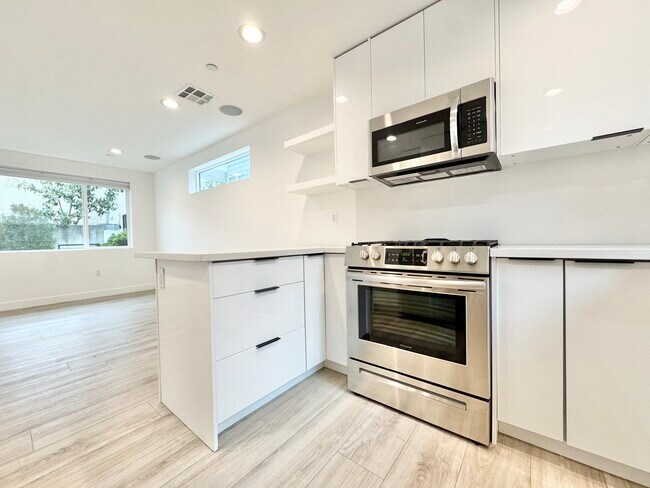 Foto del edificio - 1125 N Virgil Ave