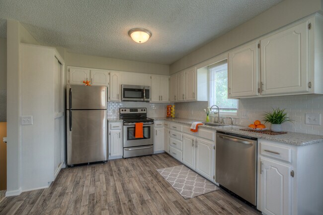 Foto del edificio - The Upgraded Life! 3 Bedroom Duplex Coming...
