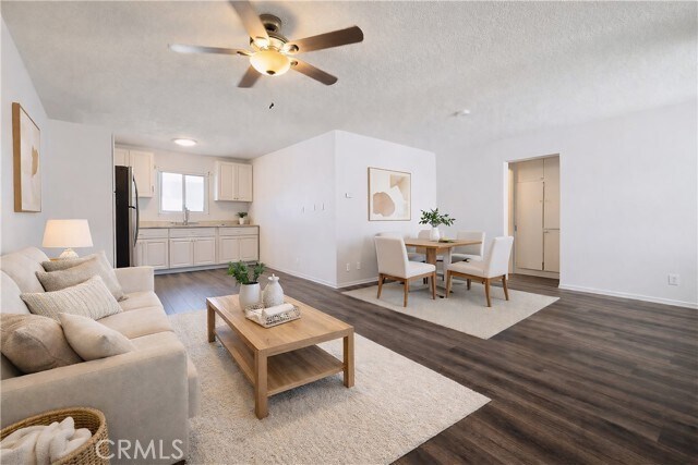 Foto del edificio - 685 E Vista Chino