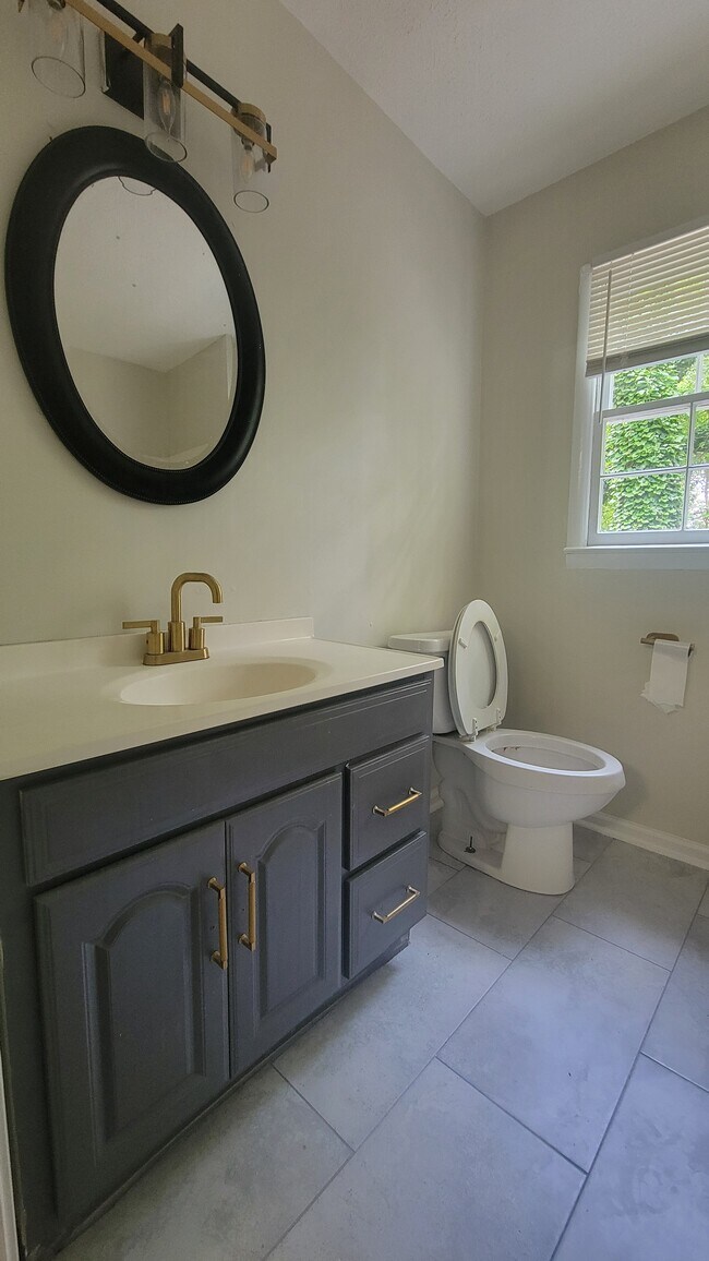 Full Hall bathroom - 2475 Dawn Dr