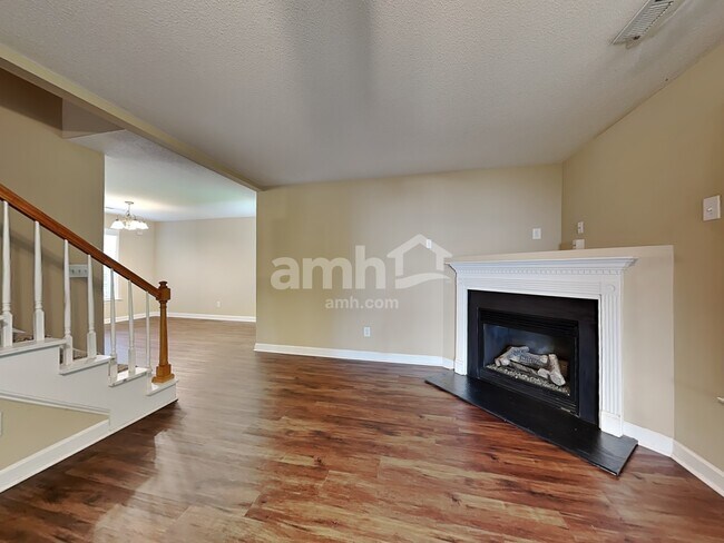 Foto del edificio - 1629 Hawkcrest Ln