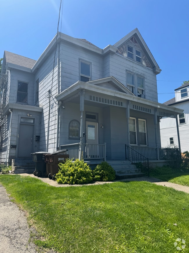 Building Photo - 2047 Lawrence Ave