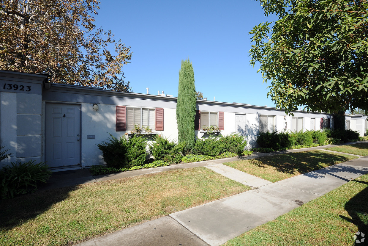 Building Photo - Courtyard Villas