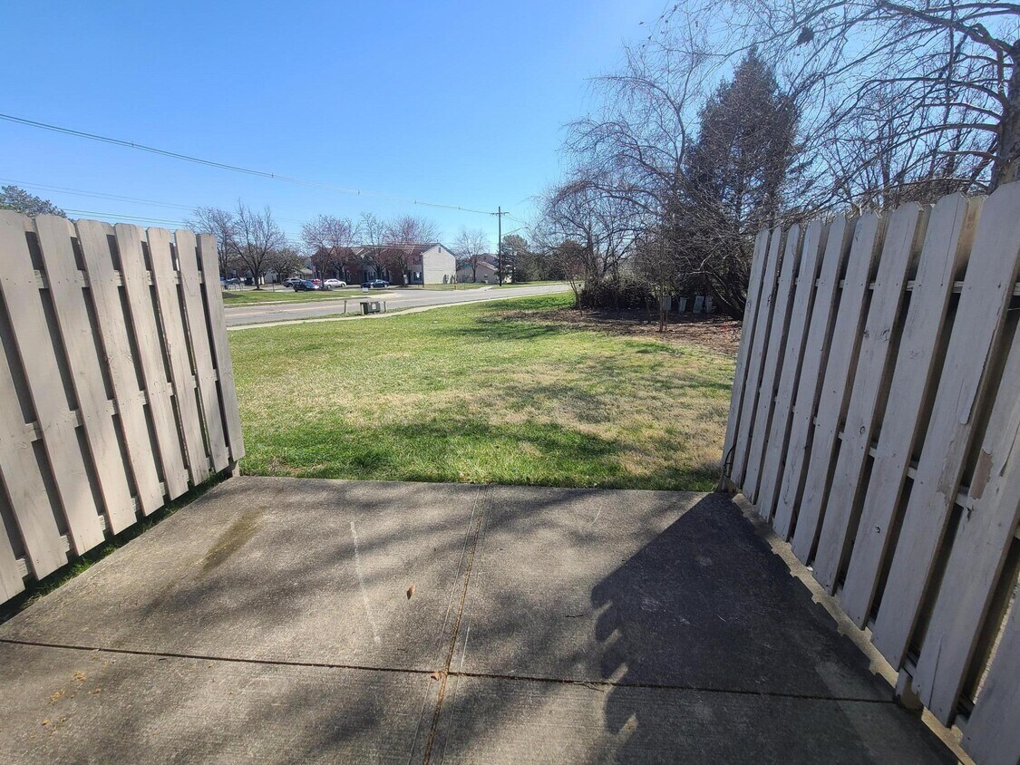 Building Photo - 3501 Oakcrest Rd