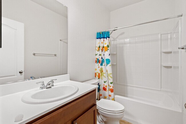 Foto del edificio - ELEGANTLY APPOINTED TOWNHOME IN TOSCANA PRIVATE & SECURE | NEAR GREENBELT!