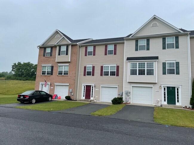 Building Photo - Modern Townhouse in Growing Community