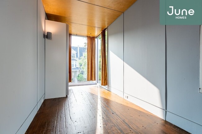 Building Photo - Full room in 6-bed/6.0-bath Home
