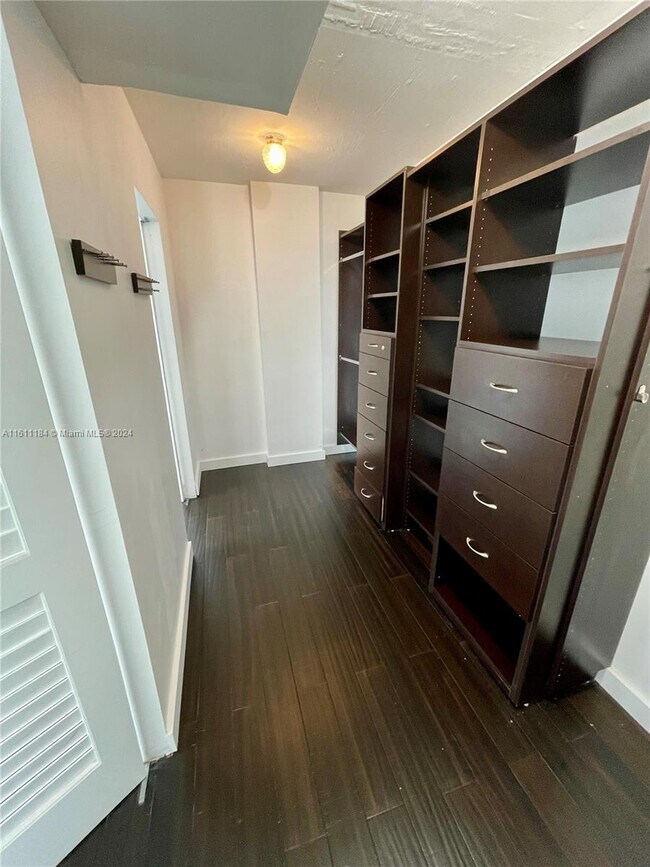 Foto del edificio - 6801 Indian Creek Dr