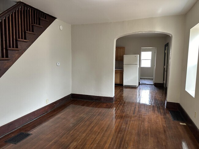 Building Photo - 608 W Clark St