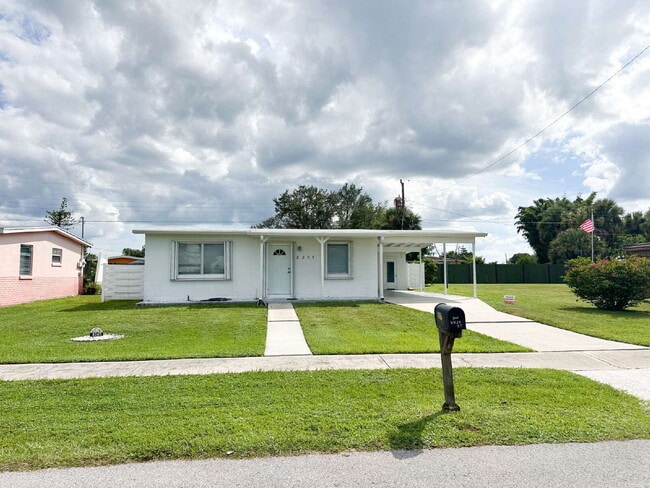 Foto del edificio - "Charming 3-Bed, 2-Bath in North Port!"