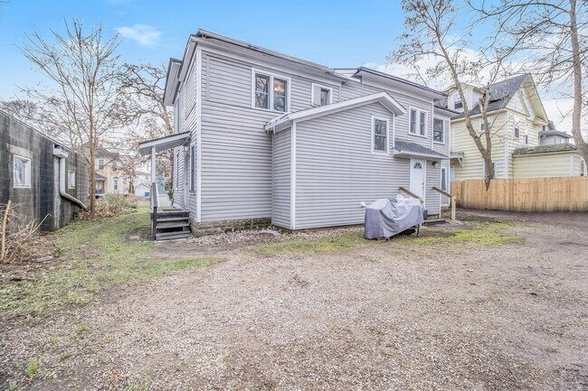 Foto del edificio - 416 Oak St- 4/5 Bedroom Duplex near WMU Ca...