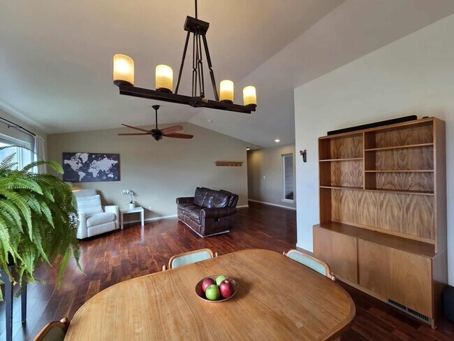Building Photo - 3950 NE Vista del Rey Dr