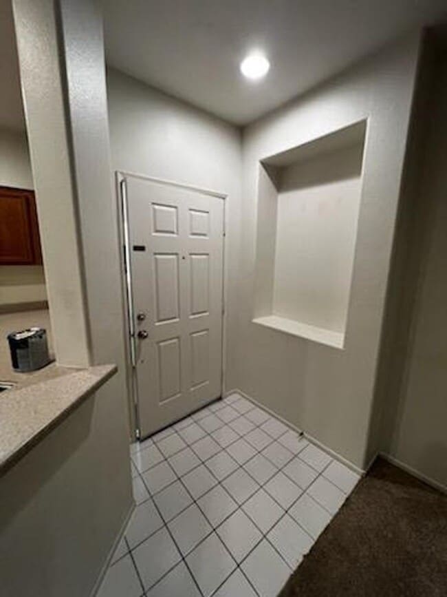 Building Photo - Upper Unit 2 Bedroom Condo in Gated Commun...
