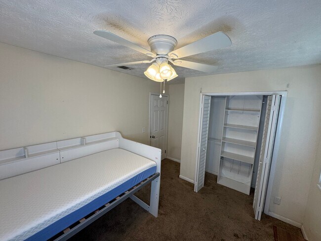 Foto del edificio - 8229 Frost St N