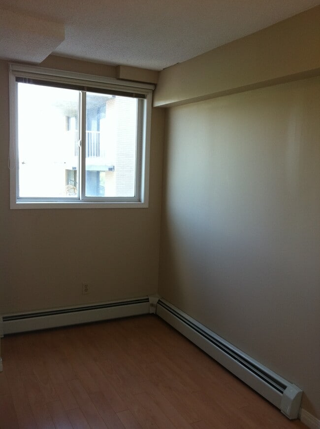 Building Photo - 110 2 Av SE