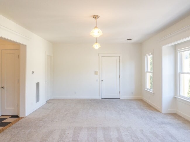 Building Photo - Charming 2BD/1BA Top Floor Apartment! Laun...