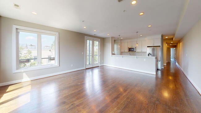 Foto del edificio - Stunning Three Bedroom Penthouse Condo W/Three Private Outdoor Spaces & Parking Included!