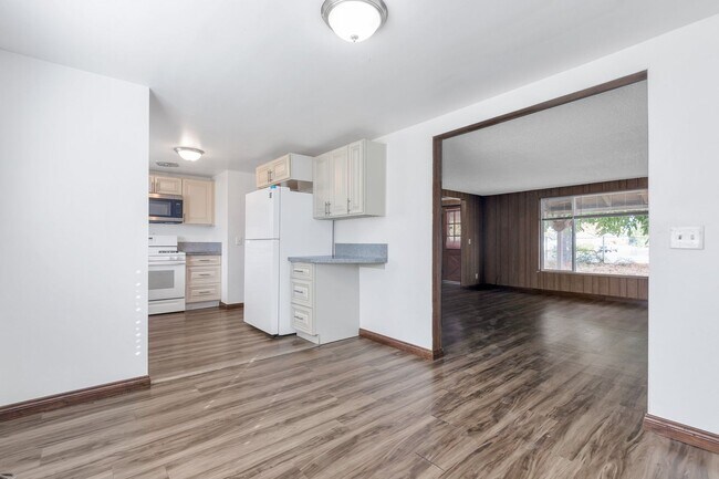 Building Photo - Pet Friendly West Valley Home w flexible l...
