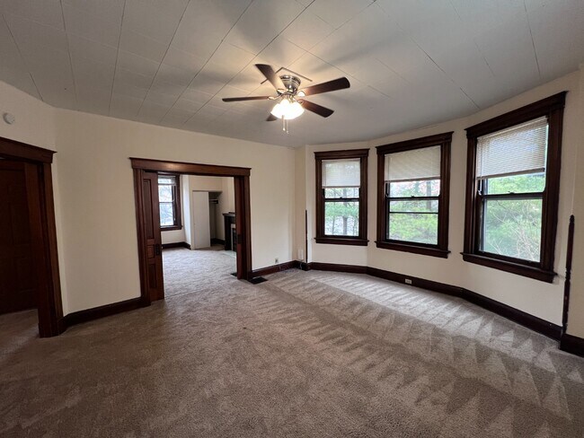 Foto del edificio - Walk-to-UC 2-Bed Gem (Short Term Lease)  – Lease ends 7/31