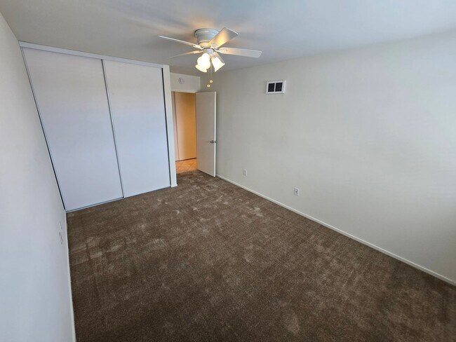 Foto del edificio - W. Clairemont Townhome. 2 br., 1.5 ba.