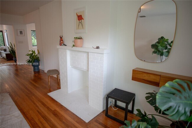 Building Photo - 360 NE 87th St